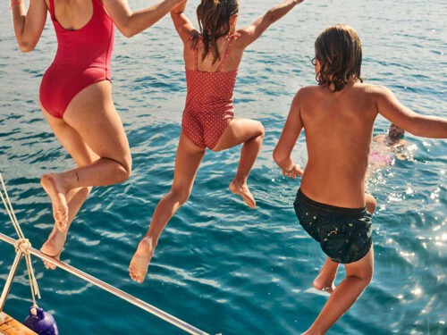 Familie springt ons Wasser